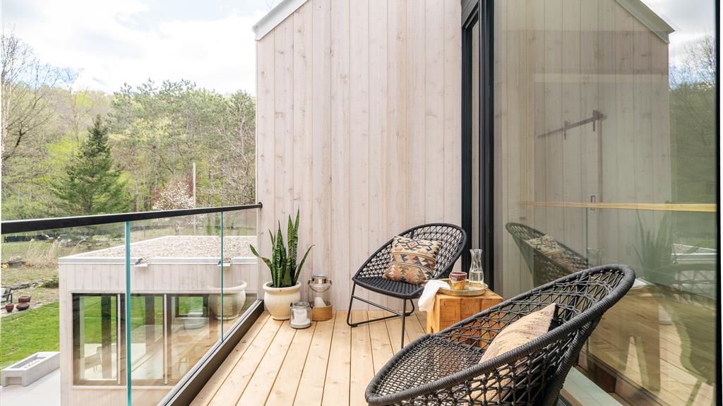 Scandinavian Barnhouse - Upper Porch