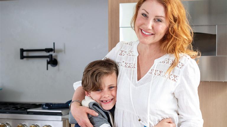 Scandinavian Barnhouse - Family in Kitchen